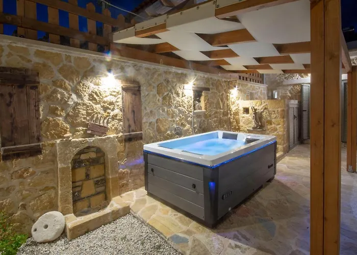 Pamelas House With Jacuzzi